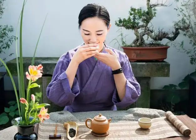 上海陆家嘴灯光：赛博朋克之城的10点熄灯真相